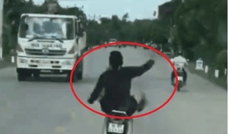 Clip: Thanh niên lái xe máy bằng chân, tay như múa quạt trên đường
