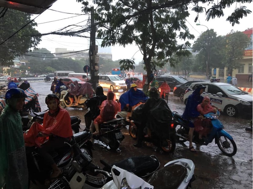 Đêm nay miền Bắc mưa giông, cảnh báo ngập lụt khu vực Hà Nội