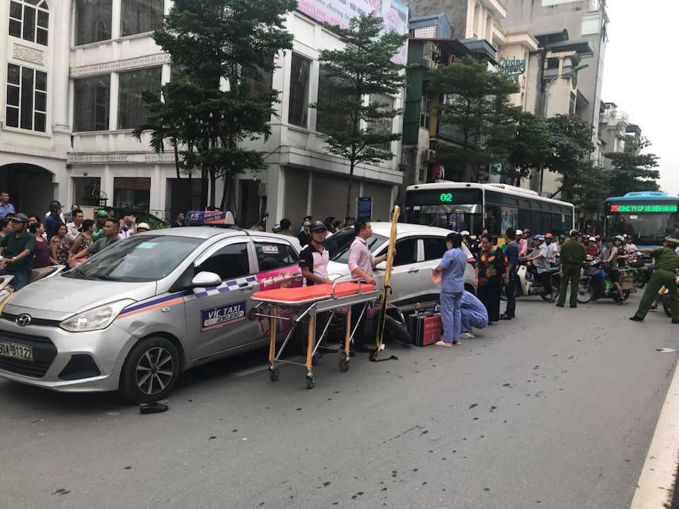 Chỉ khi đâm vào đuôi xe taxi phía trước mới dừng lại