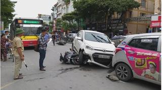 Hà Nội: Xe ô tô gây tai nạn liên hoàn trên phố khiến 2 người bị thương