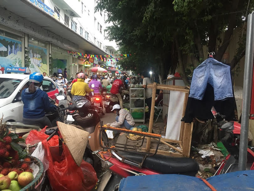 Chợ cóc bao vây chung cư HH Linh Đàm