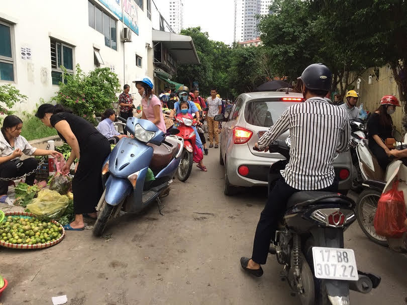 Chợ cóc bao vây chung cư HH Linh Đàm