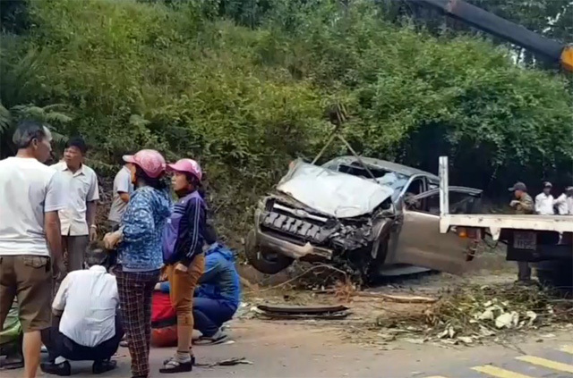 1 cảnh sát tử vong kihi xe bán tải lao vào núi trên đường mòn Hồ Chí Minh