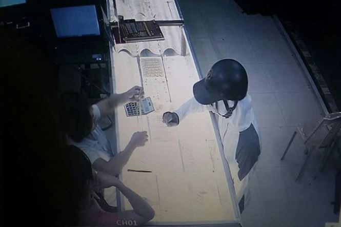 Nghi án kẻ bịt mặt dùng súng cướp tiệm vàng ở Nam Định