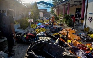 Indonesia: 1.200 người tử vong sau sóng thần, đào mộ dài 100m an táng các nạn nhân