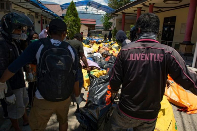 1.200 người tử vong sau sóng thần, Indonesia đào mộ dài hàng trăm mét