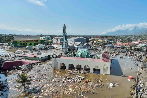 1.200 người tử vong sau sóng thần, Indonesia đào mộ dài hàng trăm mét