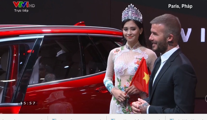 Giây phút hiếm hoi của Tiểu Vy bên cạnh David Beckham tại Paris Motor Show 