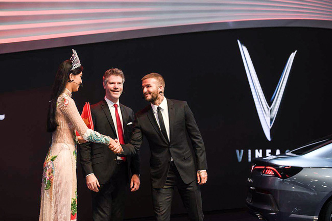 Giây phút hiếm hoi của Tiểu Vy bên cạnh David Beckham tại Paris Motor Show 