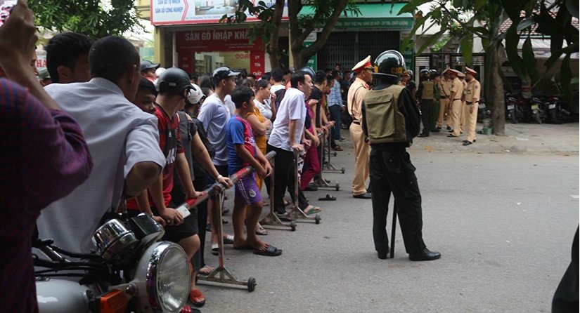 Hiện trường vây bắt kẻ ôm lựu đạn cố thủ trong nhà ở Nghệ An