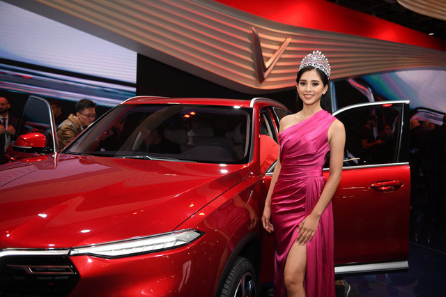 Tiểu Vy, Hoàng Thùy khoe nhan sắc vạn người mê tại Paris Motor Show 2018