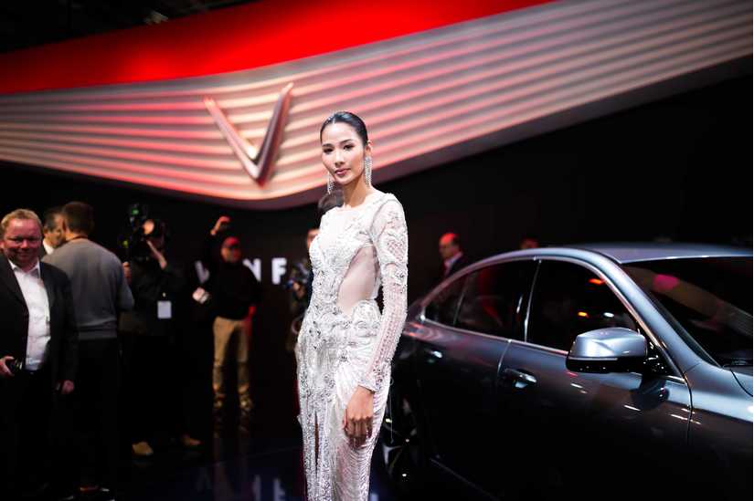 Tiểu Vy, Hoàng Thùy khoe nhan sắc vạn người mê tại Paris Motor Show 2018