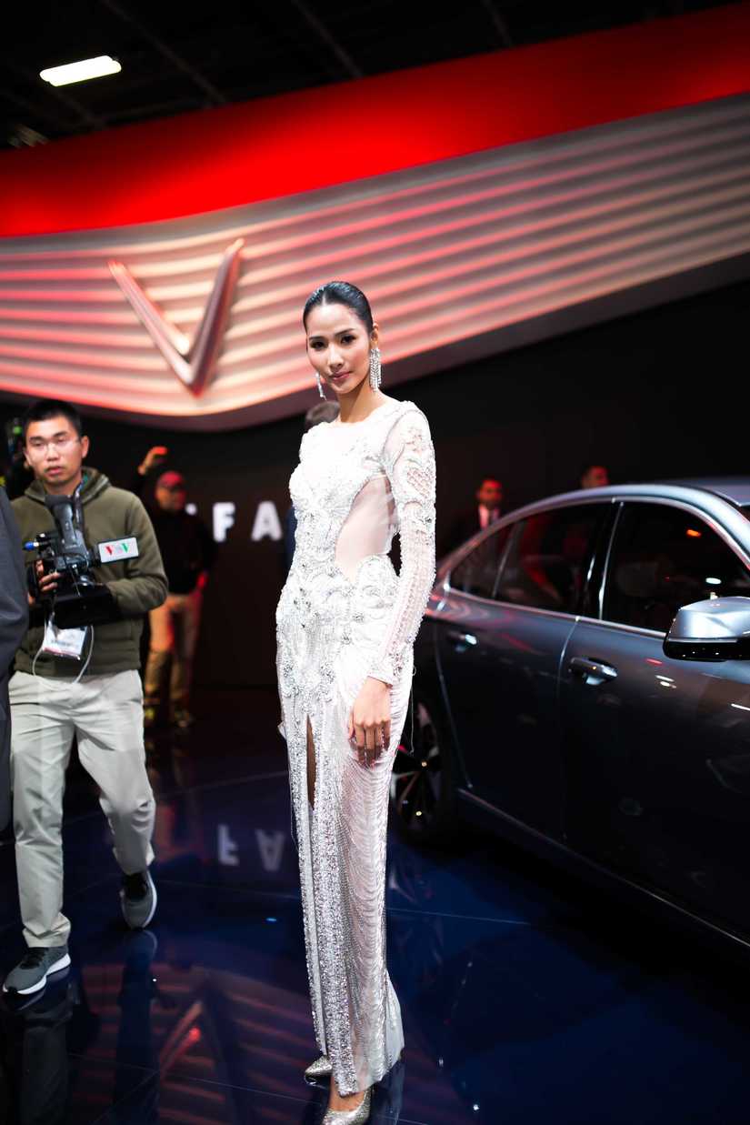 Tiểu Vy, Hoàng Thùy khoe nhan sắc vạn người mê tại Paris Motor Show 2018