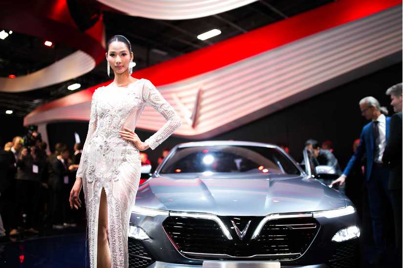 Tiểu Vy, Hoàng Thùy khoe nhan sắc vạn người mê tại Paris Motor Show 2018