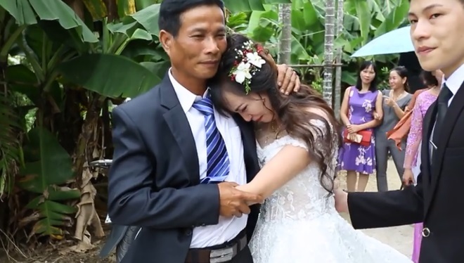 Cô dâu khóc nức nở trong ngày cưới khiến nhiều chị em rưng rưng6
