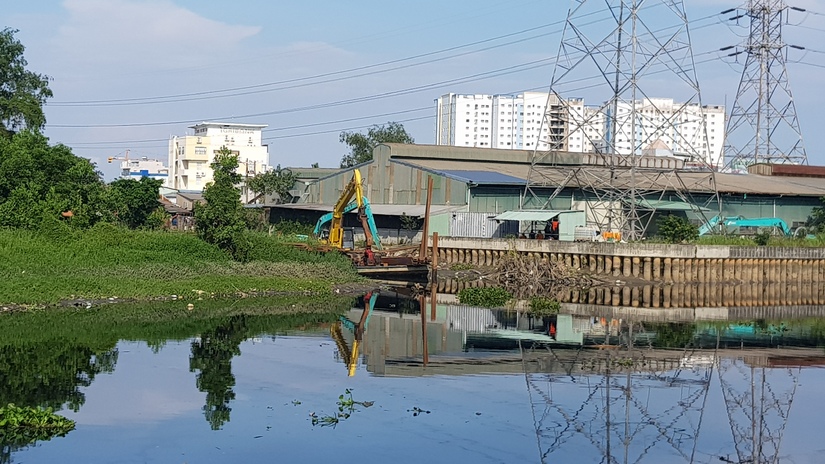 Giải cứu ngập đường Kinh Dương Vương tại TP. HCM bằng máy bơm:  Có không lợi ích nhóm?