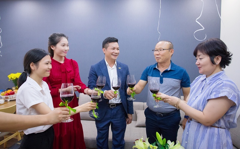 HLV Park Hang Seo cùng vợ nhận nhà mới tại Việt Nam