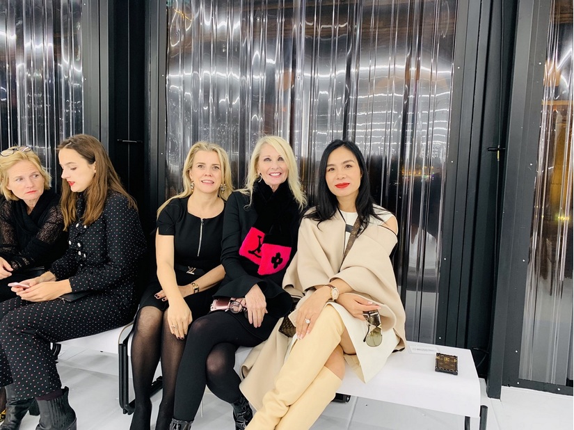 Doanh nhân Lưu Nga ngồi hàng đầu show Louis Vuitton tại Tuần lễ thời trang Xuân Hè Paris