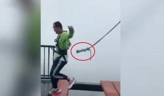 Clip: 'Rớt tim' dây an toàn tuột khỏi người khi du khách nhảy trên độ cao 300m