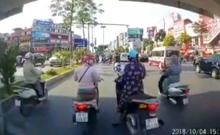 Clip ba ninja dừng xe giữa đường tránh nắng mặc ô tô bấm còi inh ỏi
