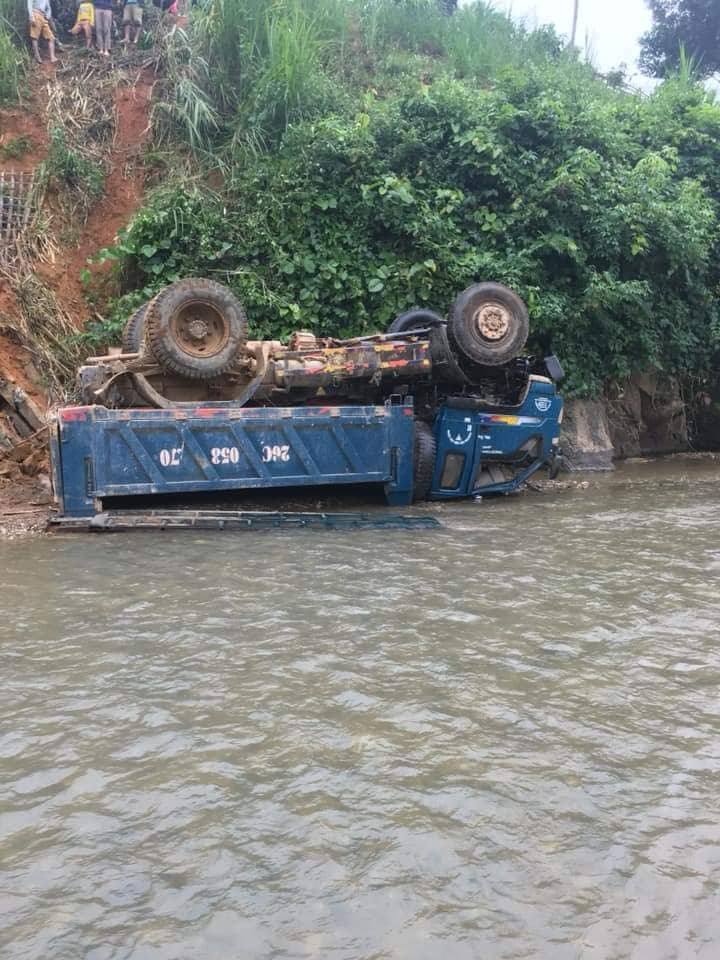 Xe tải lao xuống suối nằm 'phơi bụng' vì mất lái