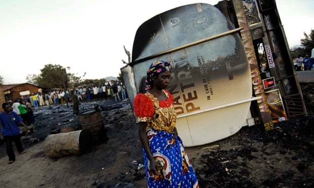  50 người chết cháy, 100 người bỏng nặng khi mải 'hôi của' lúc bồn chở dầu, xe tải gặp nạn