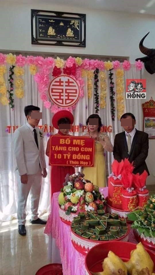 Bố mẹ cô dâu trao cho đôi uyên ương tấm biển quà cưới tặng 10 tỷ đồng2