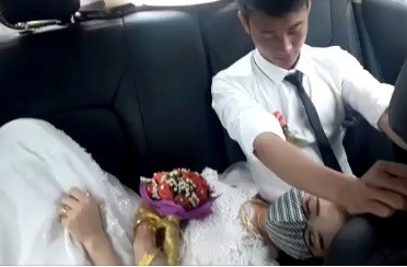Cô dâu xinh đẹp ngồi thất thần trên xe hoa về nhà chồng3