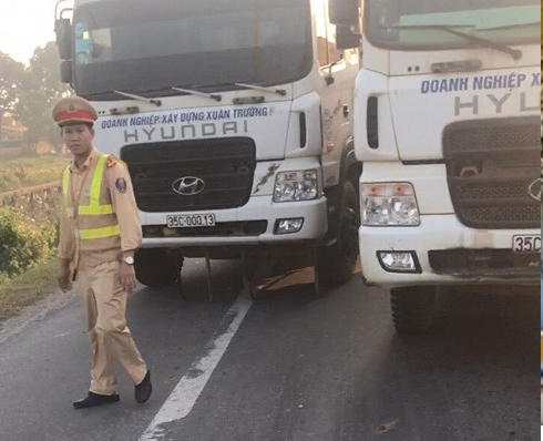 14 xe tải dàn hàng trên quốc lộ còn lao thẳng vào lực lượng cảnh sát