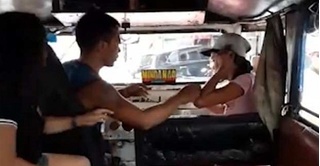 CLIP: Vợ và nhân tình đánh nhau 'tưng bừng' trên xe buýt