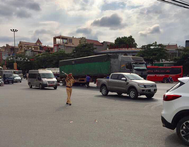 Hiện trường vụ tai nạn hai người tử vong sau cú va chạm với xe đầu kéo ở Thanh Hóa. Ảnh FB