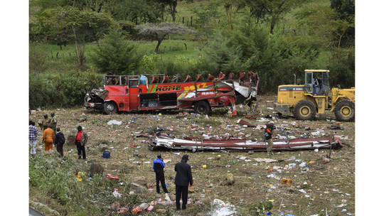Hiện trường vụ xe buýt lăn xuống dốc khiến 50 người tử vong2
