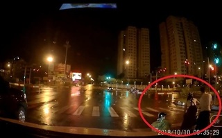 CLIP: Hai cô gái say khướt 'đánh vật' với chiếc xe máy trên đường