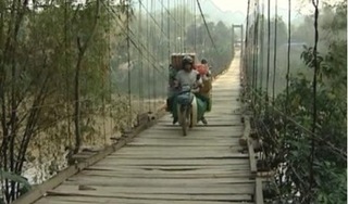 Đi cùng bạn trai đến cầu treo, nữ sinh bất ngờ nhảy xuống sông