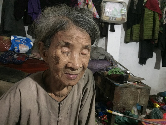 Cụ Nguyễn Thị Hồ (88 tuổi) mắt mù, hàng ngày vẫn phải chăm sóc người con điên dại.