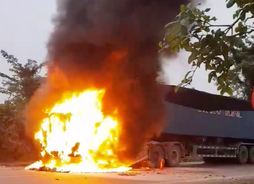 Nghệ An: Container chở sữa bốc cháy ngùn ngụt trên đường