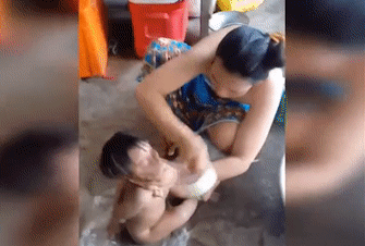 Clip người phụ nữ ra sức bịt miệng, cột tay chân đứa bé bằng băng keo