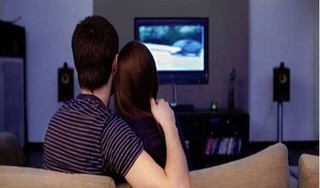 Để ti vi trong phòng ngủ, vợ chồng giảm ham muốn sex