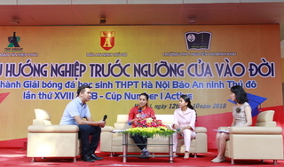Phó TGĐ Tân Hiệp Phát Trần Uyên Phương giao lưu hướng nghiệp cho 2.000 học sinh Hà Nội