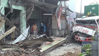 Nguyên nhân xe container tông sập 6 căn nhà ven Sài Gòn