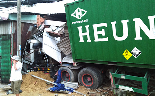 Nguyên nhân xe container tông sập 6 căn nhà ven Sài Gòn