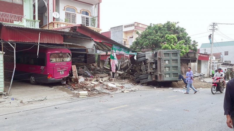 Thanh Hoá: Xe tải mất lái đâm sập mái hiên nhà dân