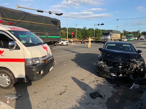 Mazda 6 tông xe cấp cứu 5 người bị thương