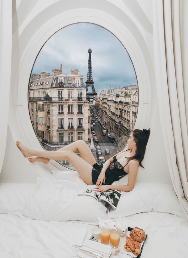 Ngọc Trinh mặc nội y ăn sáng trong phòng Vip 25 triệu/đêm tại Pháp