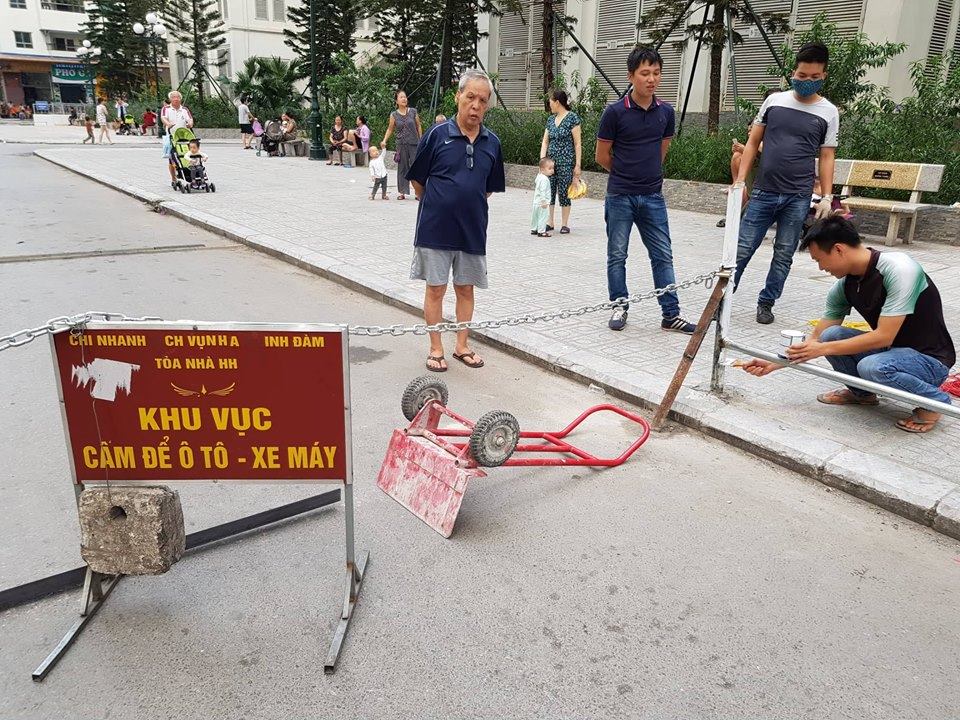 Sau vụ tai nạn sân chung cư Linh Đàm đã có biển cảnh báo
