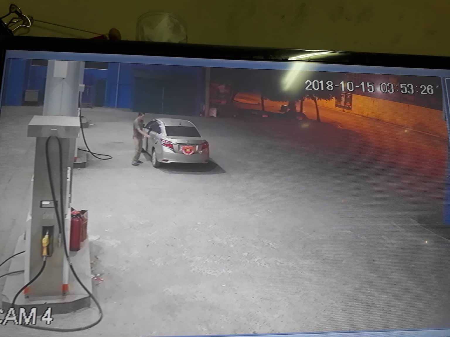 Nam thanh niên đi ô tô vào đổ xăng rồi quỵt tiền ở Hà Nội