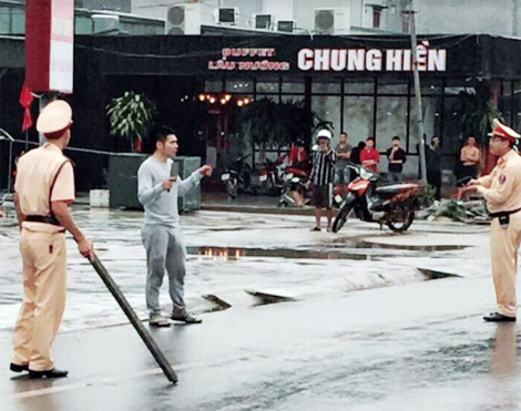 Quảng Ninh: Nam thanh niên ngáo đá, hai tay 'lăm lăm' cầm dao đi giữa đường