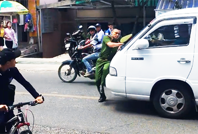 Tài xế cố tình lao xe vào cảnh sát kéo xa 100m ở Đà Lạt đã ra trình diện