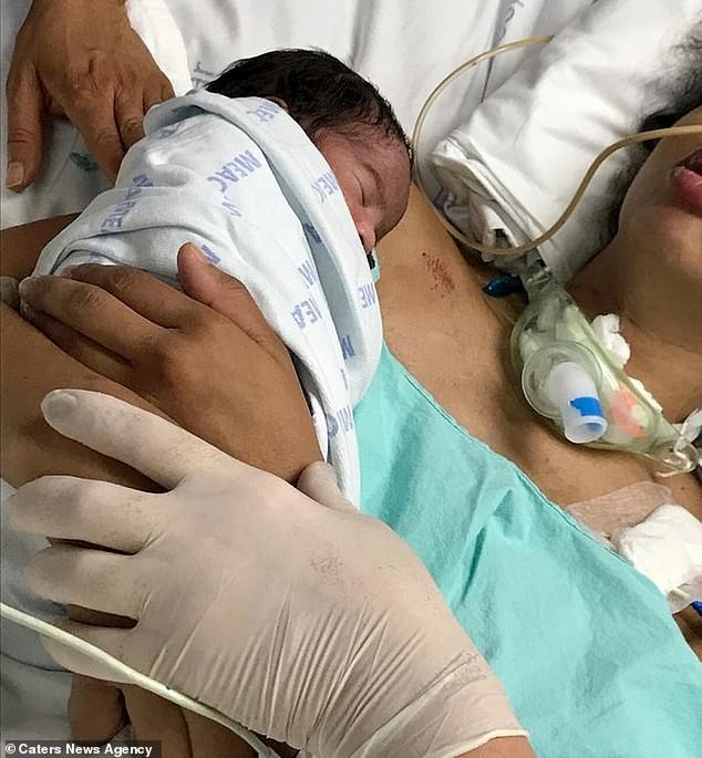 Hôn mê 23 ngày vì sinh con, mẹ bất ngờ tỉnh lại khi được da kề da
