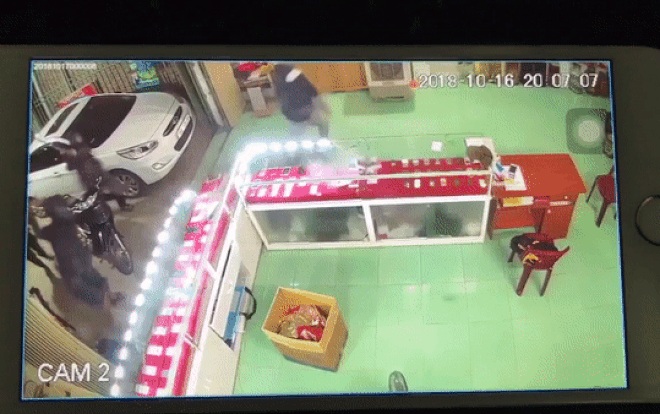 Nhóm côn đồ đập phá cửa hàng điện thoại ở Nam Định